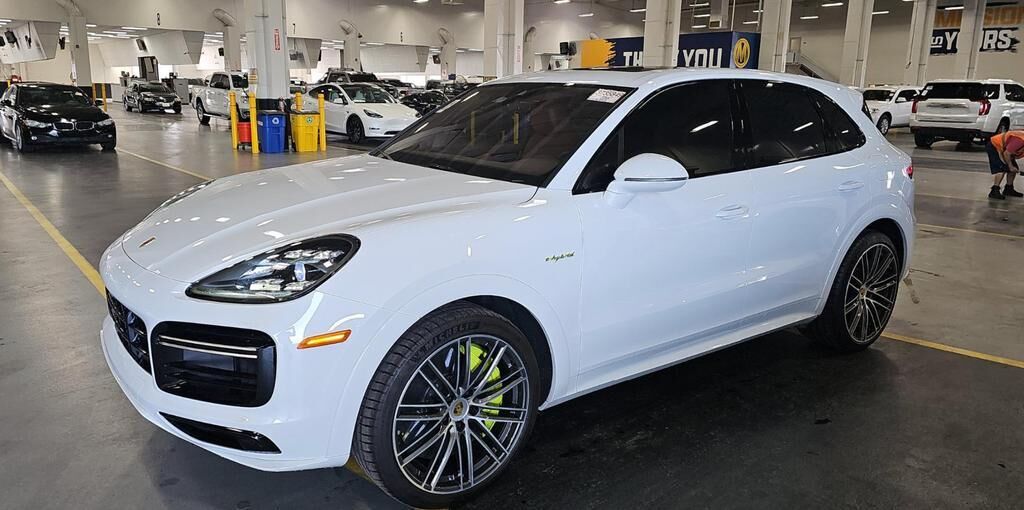 2022 PORSCHE Cayenne
