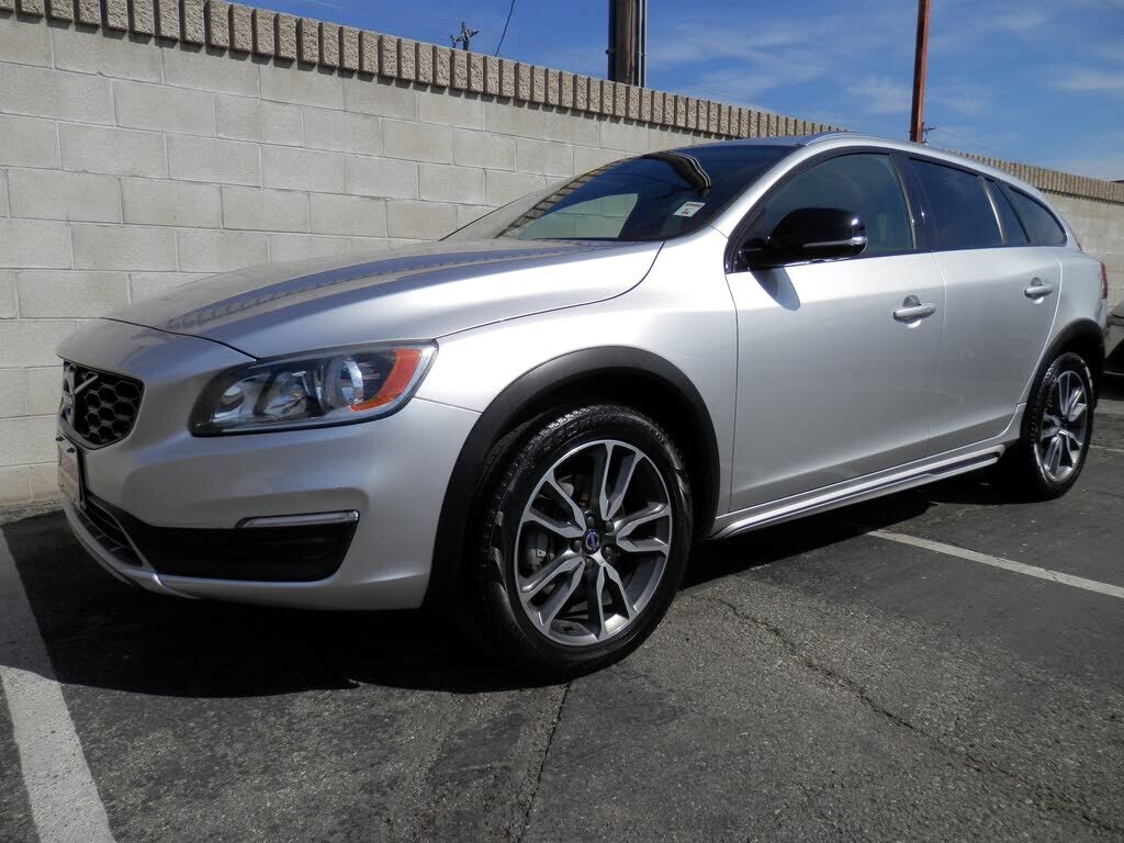 2017 VOLVO V60CC