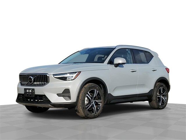 2025 VOLVO XC40