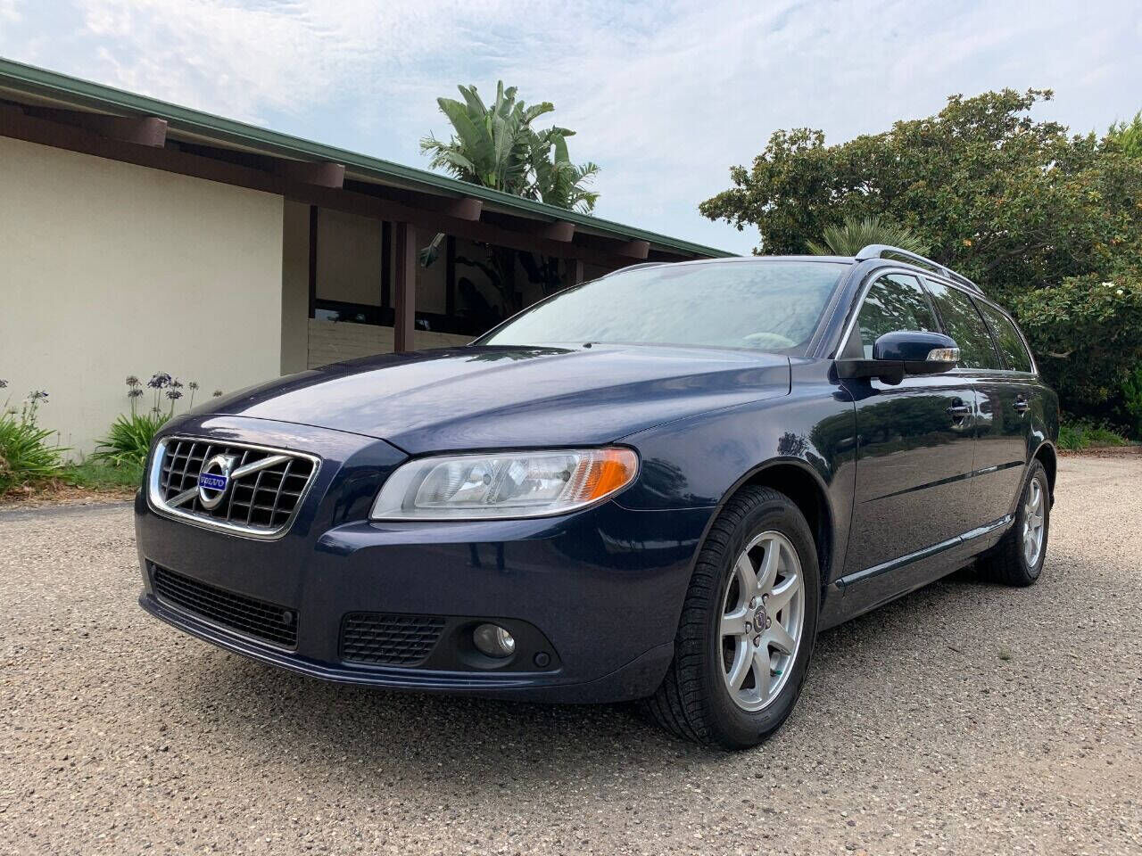 2010 VOLVO V70