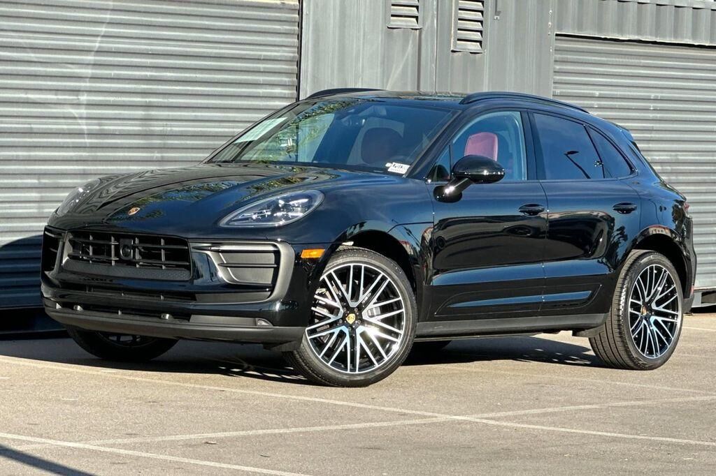 2025 PORSCHE Macan