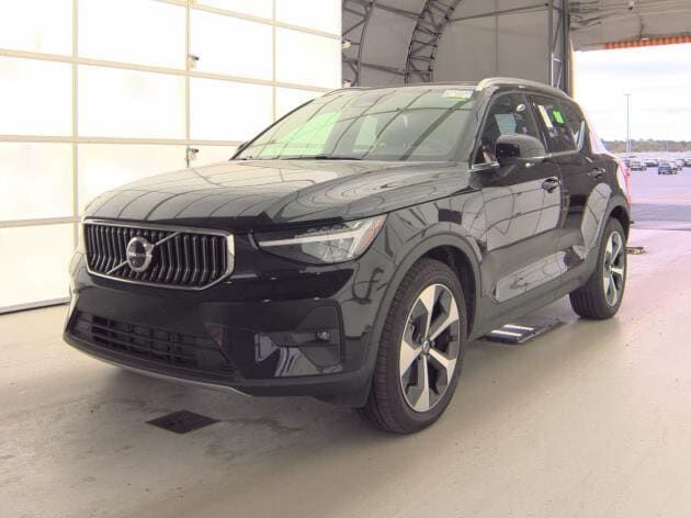 2025 VOLVO XC40