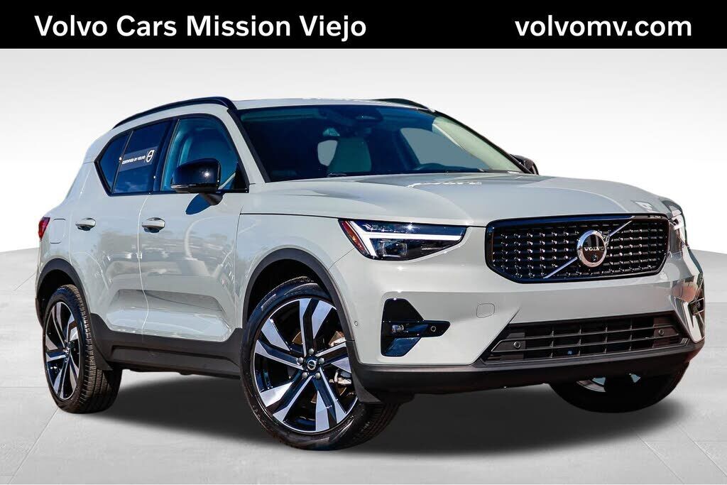 2026 VOLVO XC40