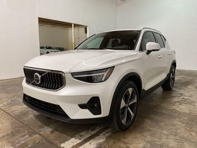 2025 VOLVO XC40