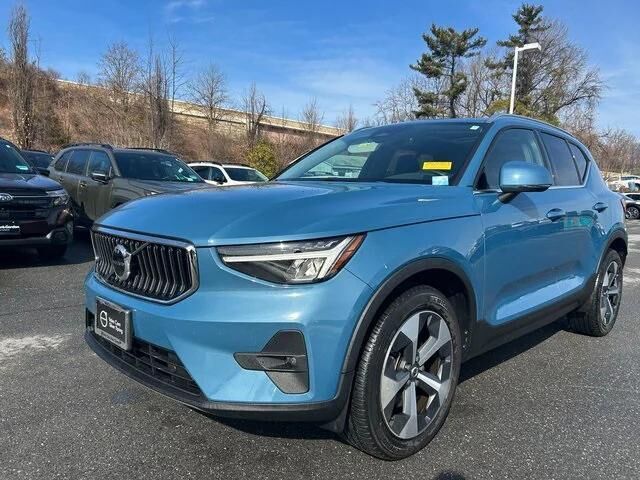 2023 VOLVO XC40