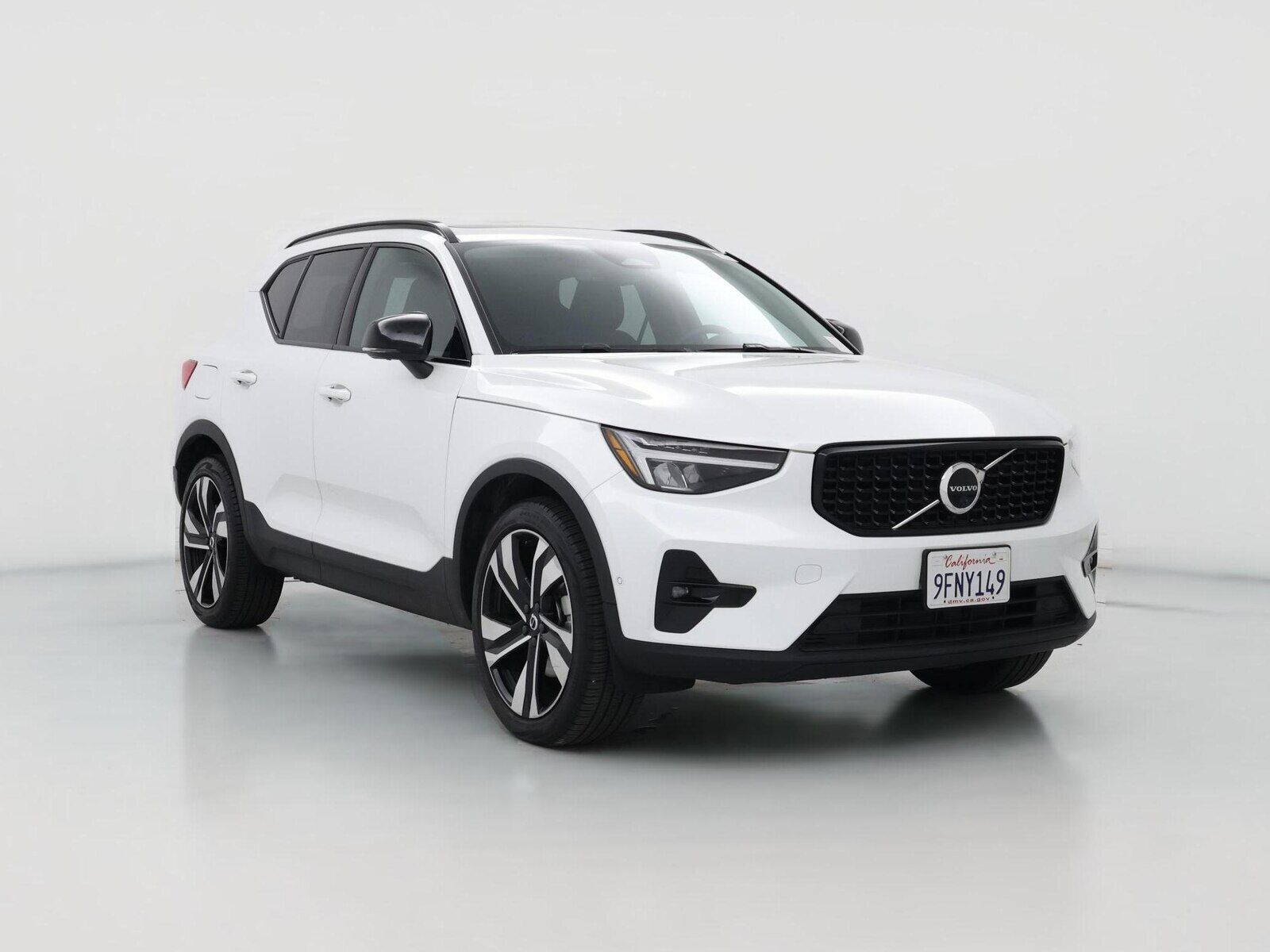 2023 VOLVO XC40