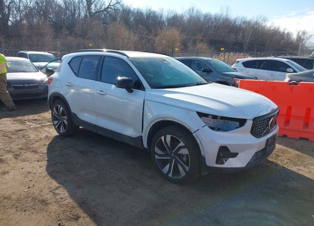2025 VOLVO XC40