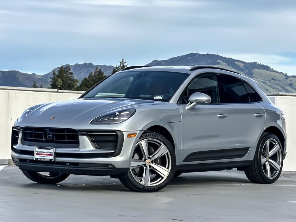 2025 PORSCHE Macan