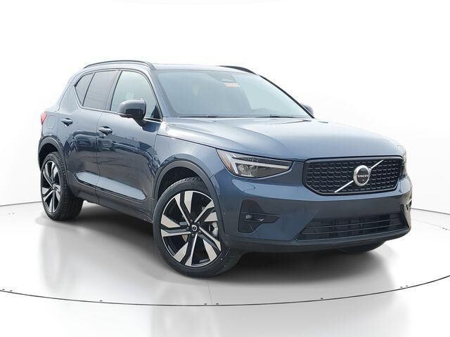2026 VOLVO XC40
