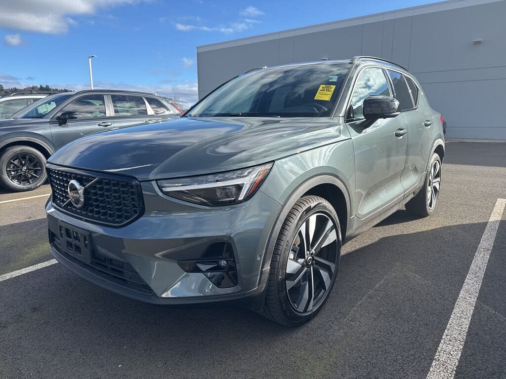 2026 VOLVO XC40
