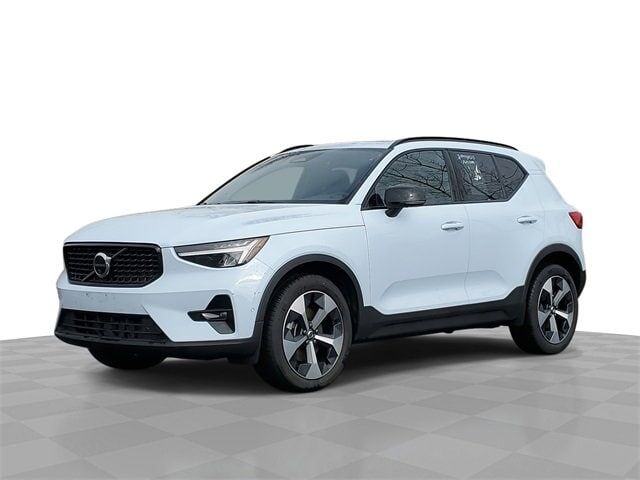 2025 VOLVO XC40
