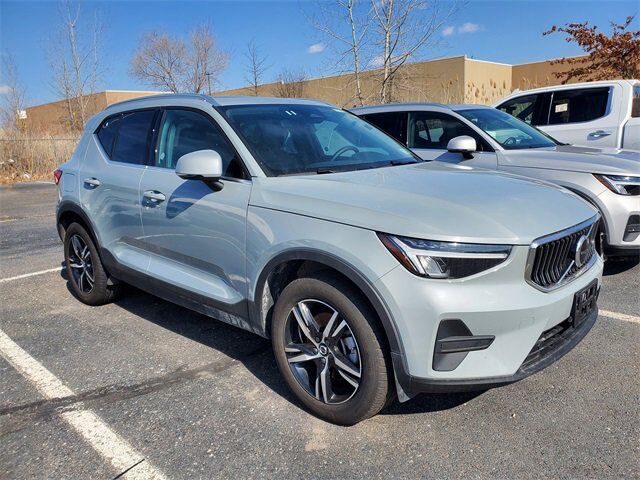 2025 VOLVO XC40