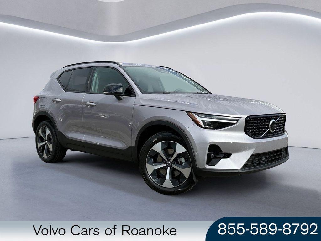2026 VOLVO XC40