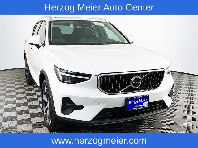 2025 VOLVO XC40
