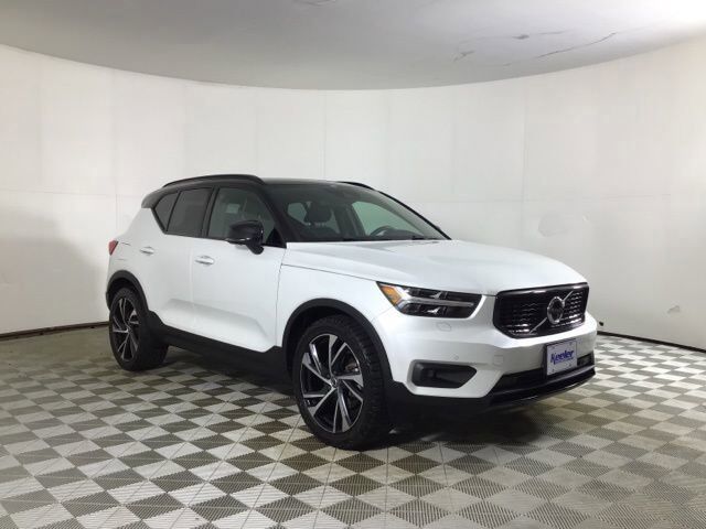 2020 VOLVO XC40