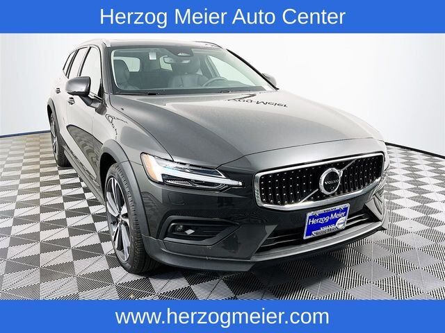 2025 VOLVO V60CC