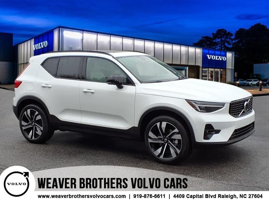 2026 VOLVO XC40