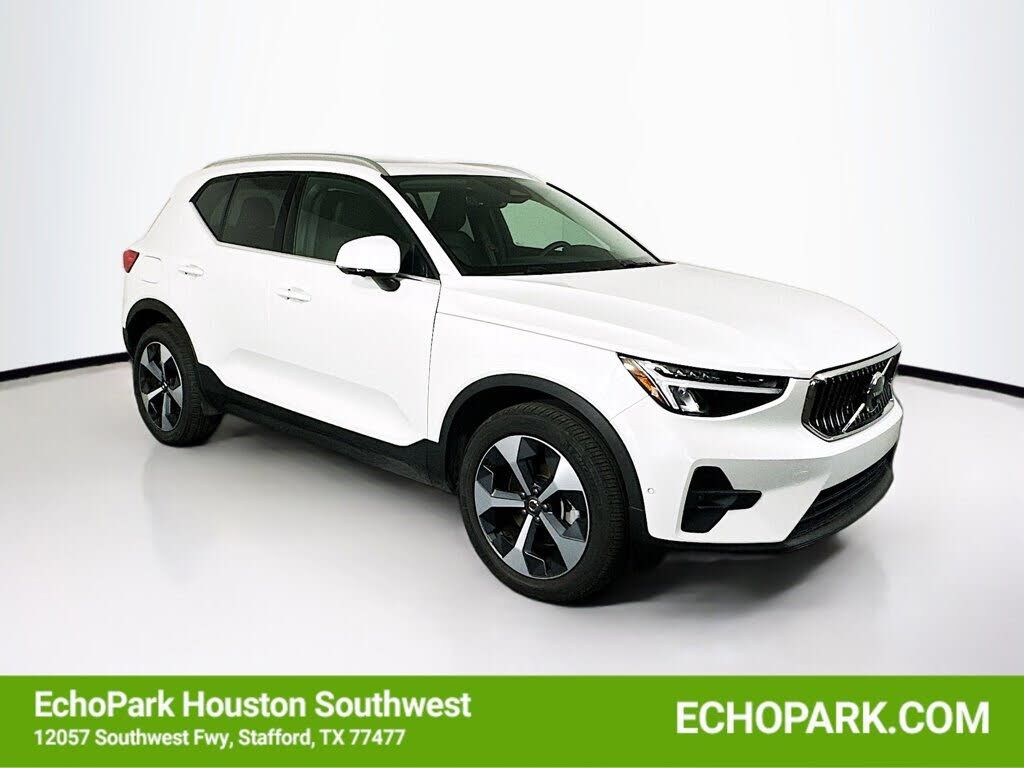 2025 VOLVO XC40