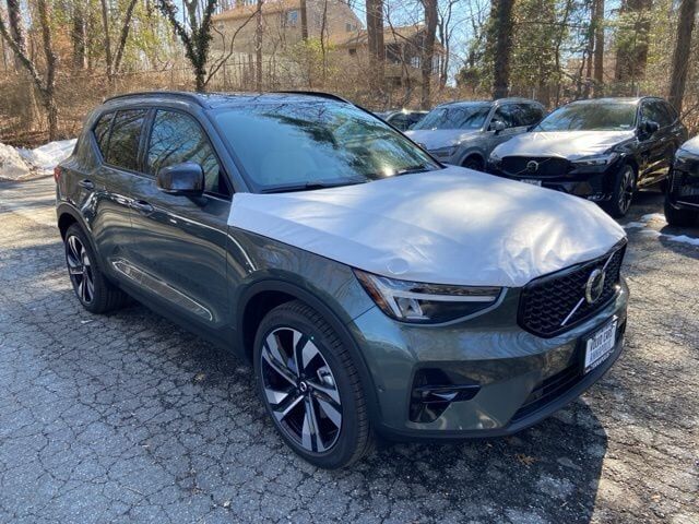 2026 VOLVO XC40