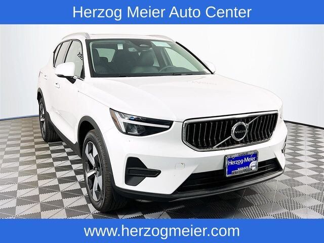 2025 VOLVO XC40