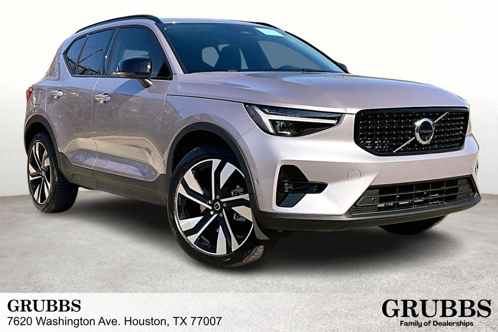 2026 VOLVO XC40