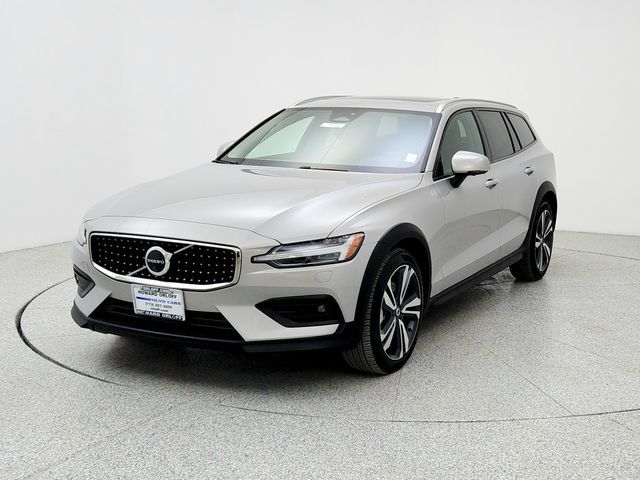 2025 VOLVO V60CC
