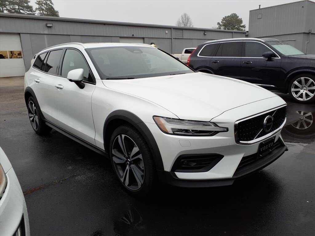 2023 VOLVO V60CC