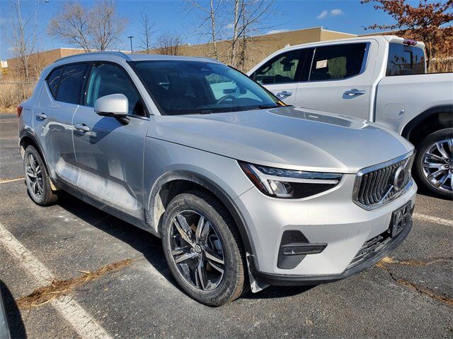2025 VOLVO XC40