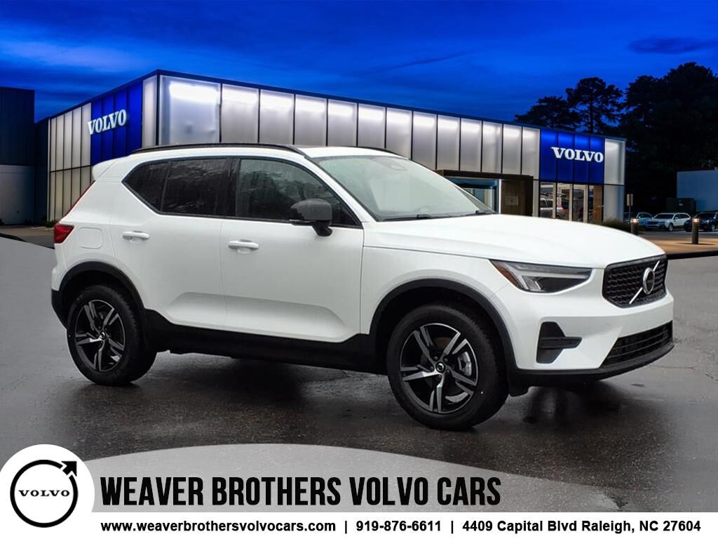 2026 VOLVO XC40