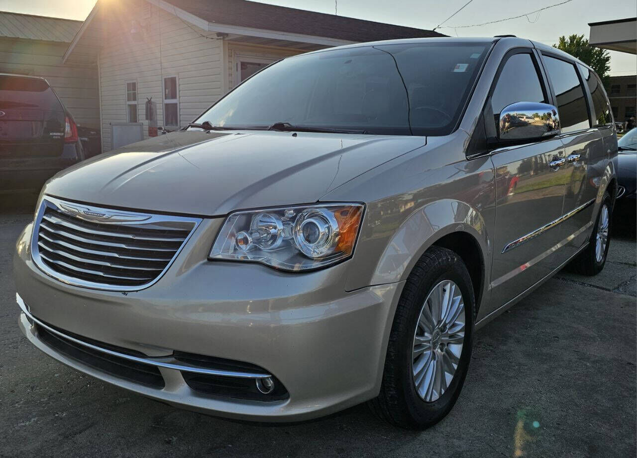 2013 CHRYSLER Town and Country