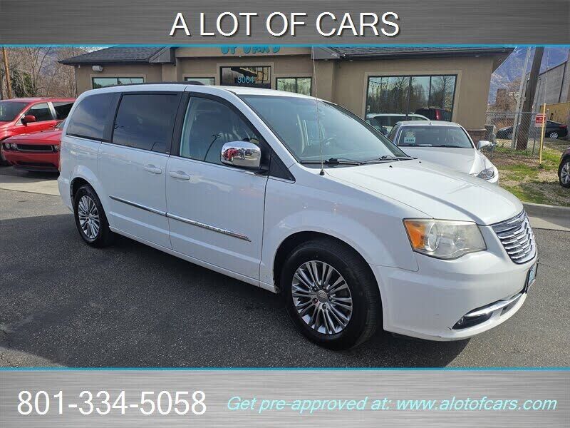2014 CHRYSLER Town and Country