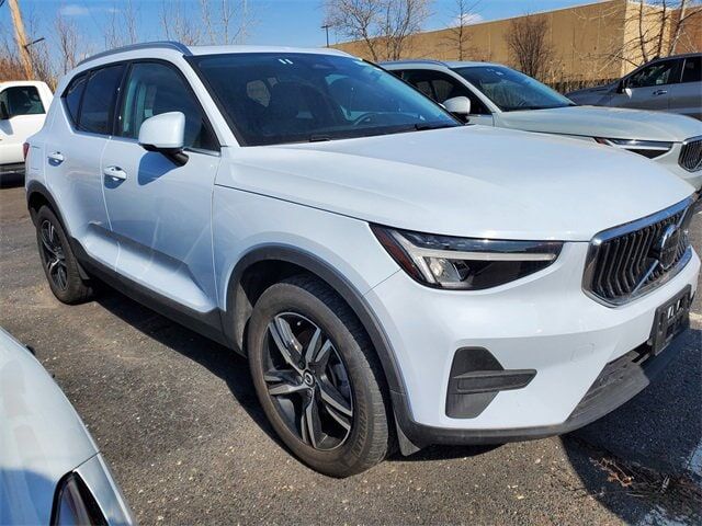 2025 VOLVO XC40