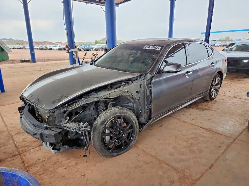 Infiniti Q70L