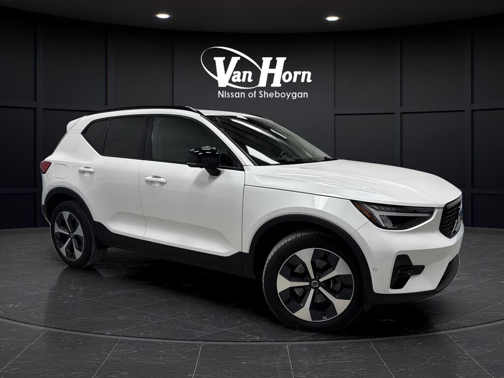 2024 VOLVO XC40