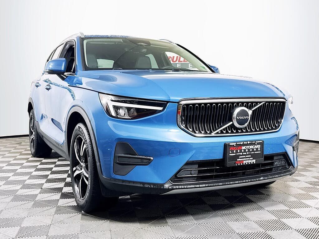 2023 VOLVO XC40
