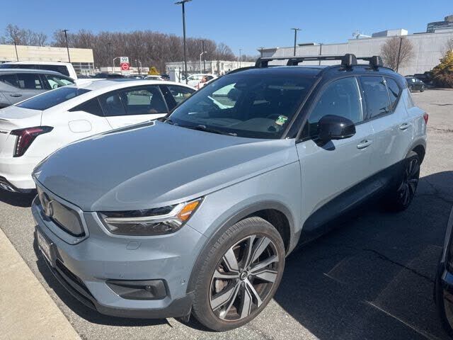 2022 VOLVO XC40