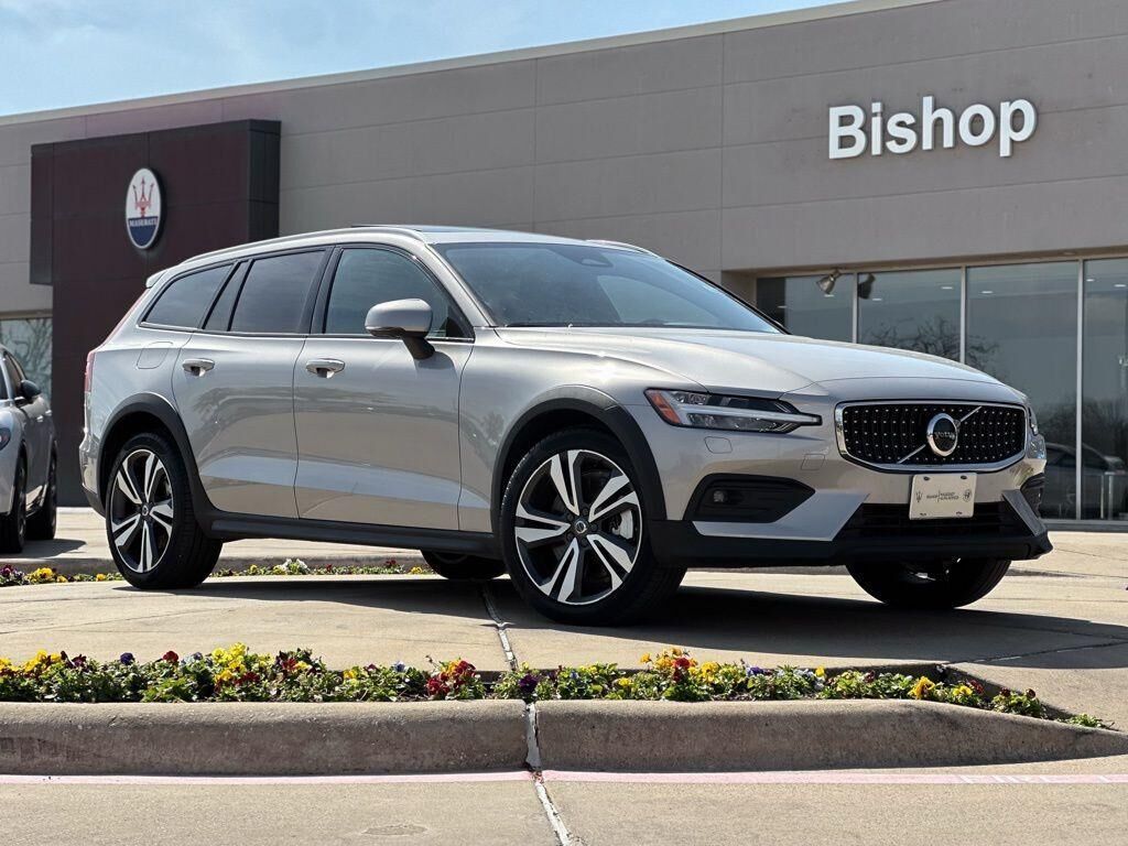 2025 VOLVO V60CC