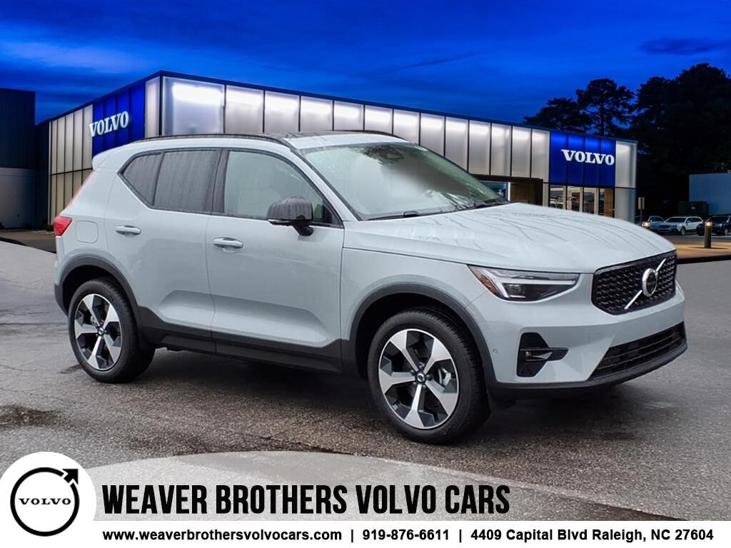 2026 VOLVO XC40