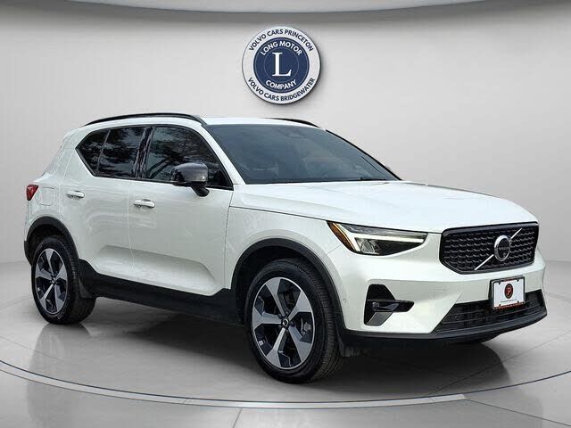 2025 VOLVO XC40