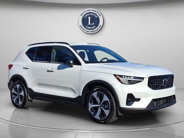 2025 VOLVO XC40