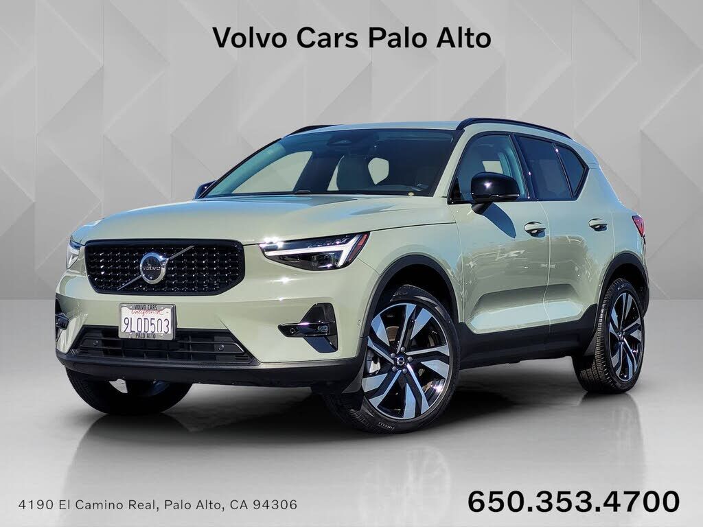 2024 VOLVO XC40