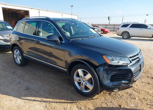 2013 VOLKSWAGEN Touareg