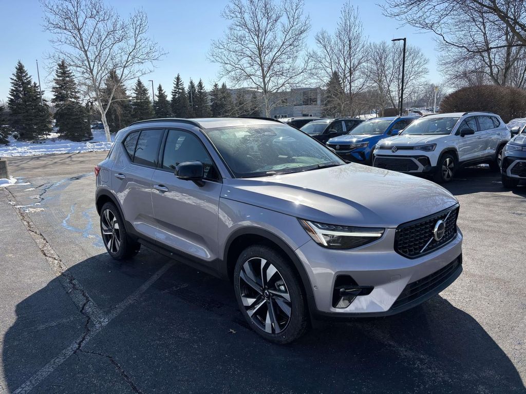 2026 VOLVO XC40