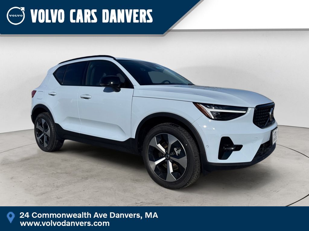 2026 VOLVO XC40