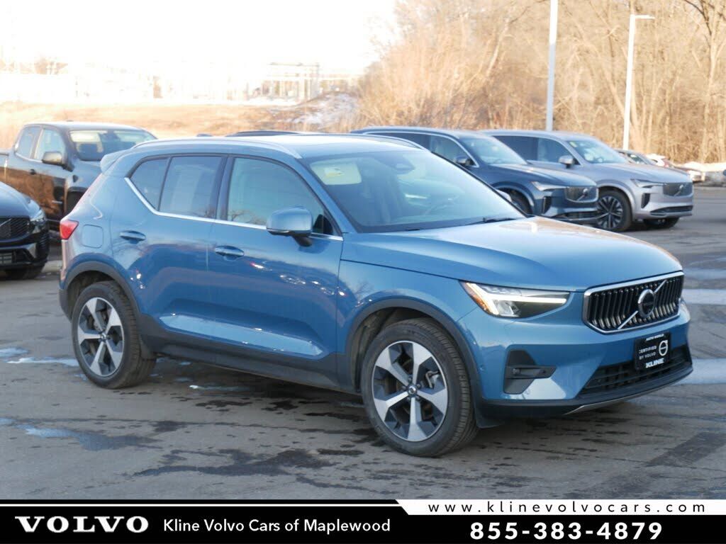 2025 VOLVO XC40