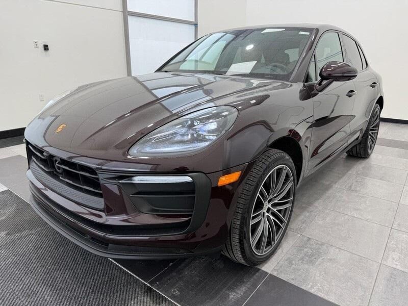 2025 PORSCHE Macan