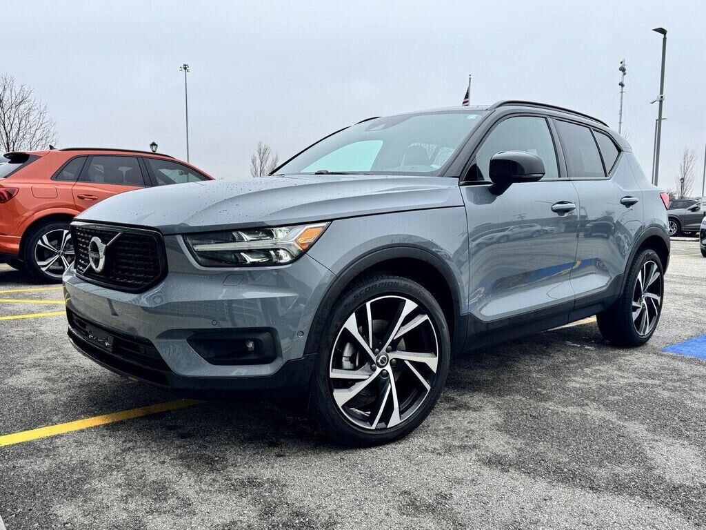 2022 VOLVO XC40