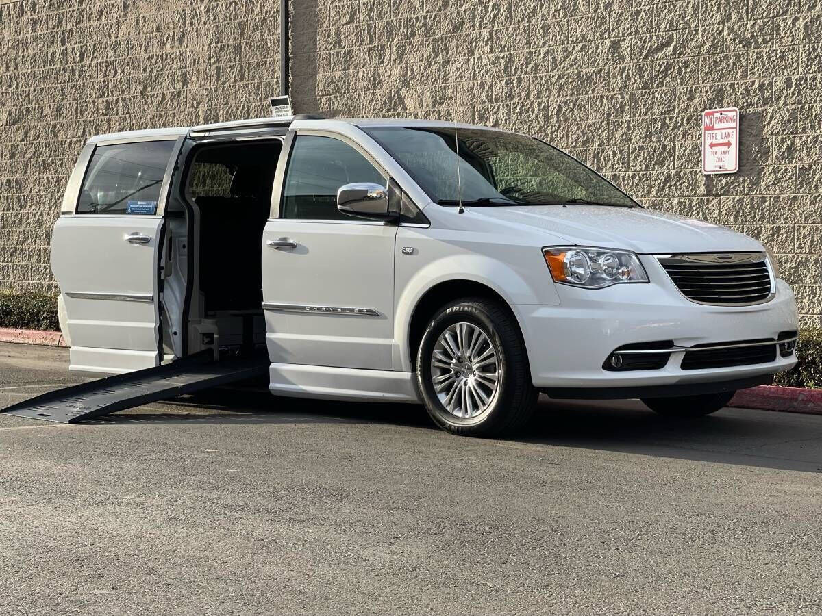 2014 CHRYSLER Town and Country