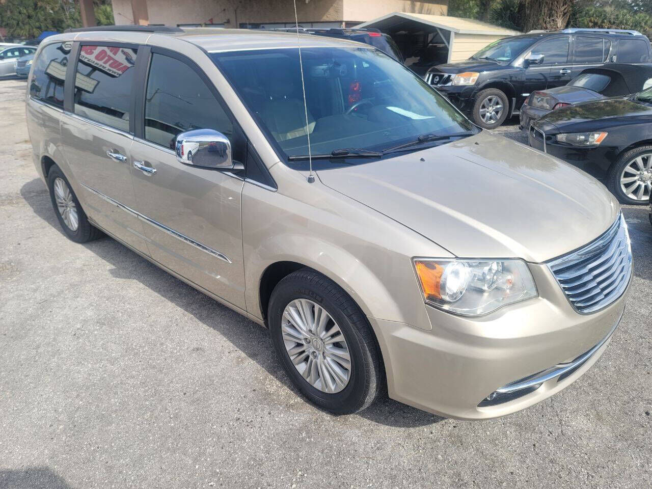 2013 CHRYSLER Town and Country