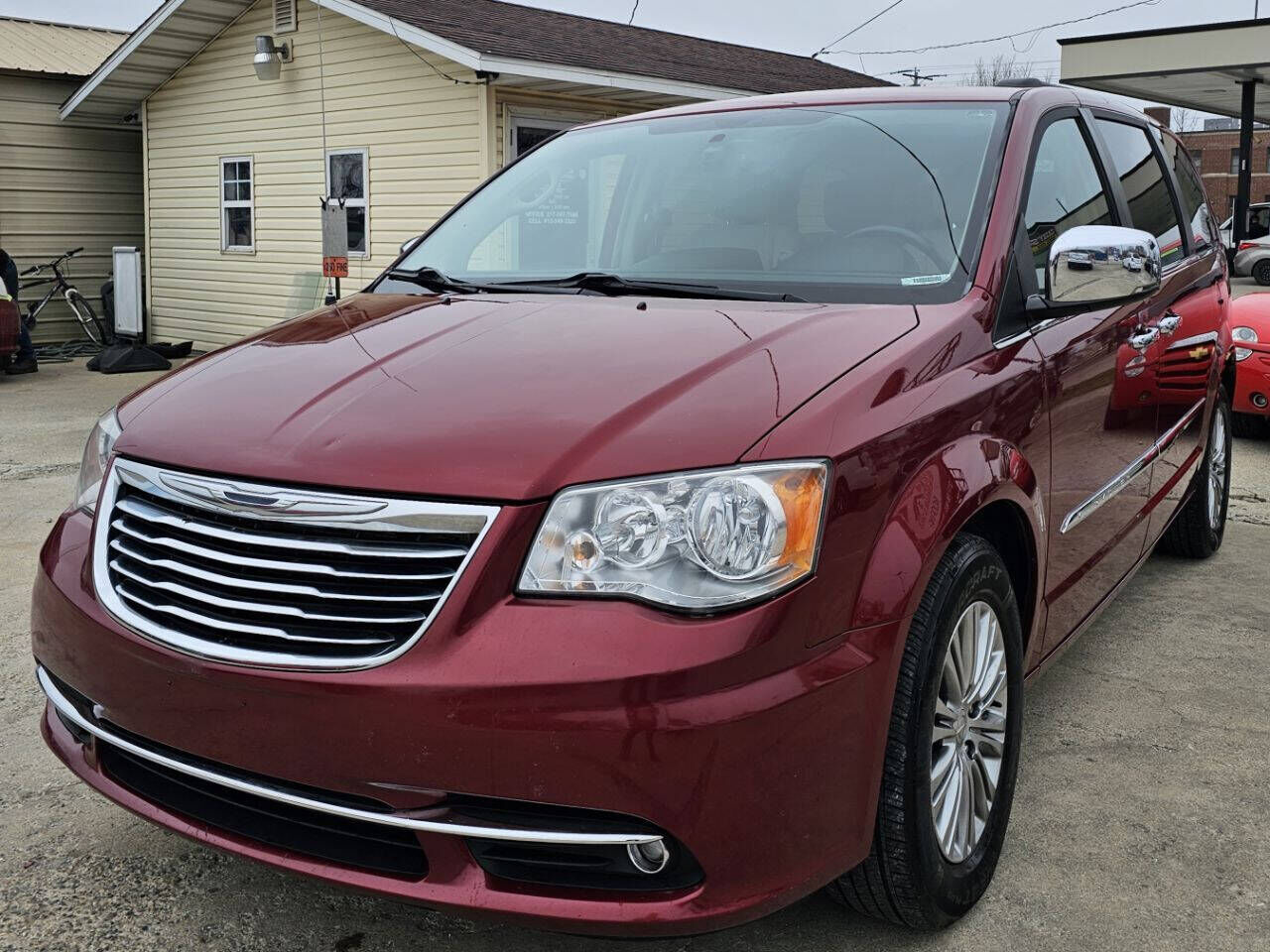 2013 CHRYSLER Town and Country
